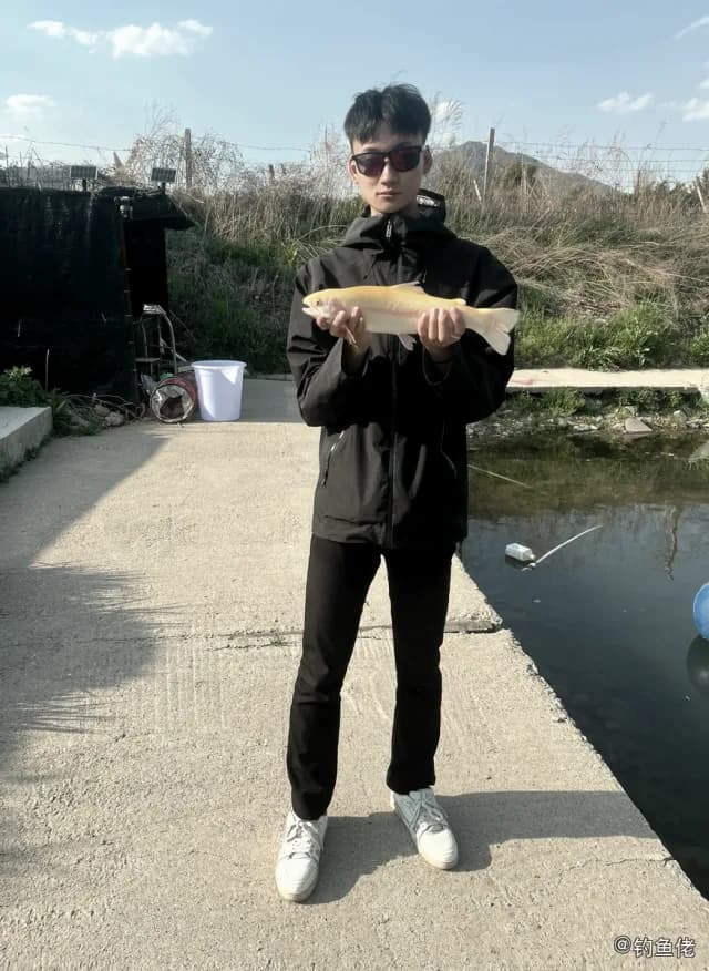 虹鳟钓获 2.5kg