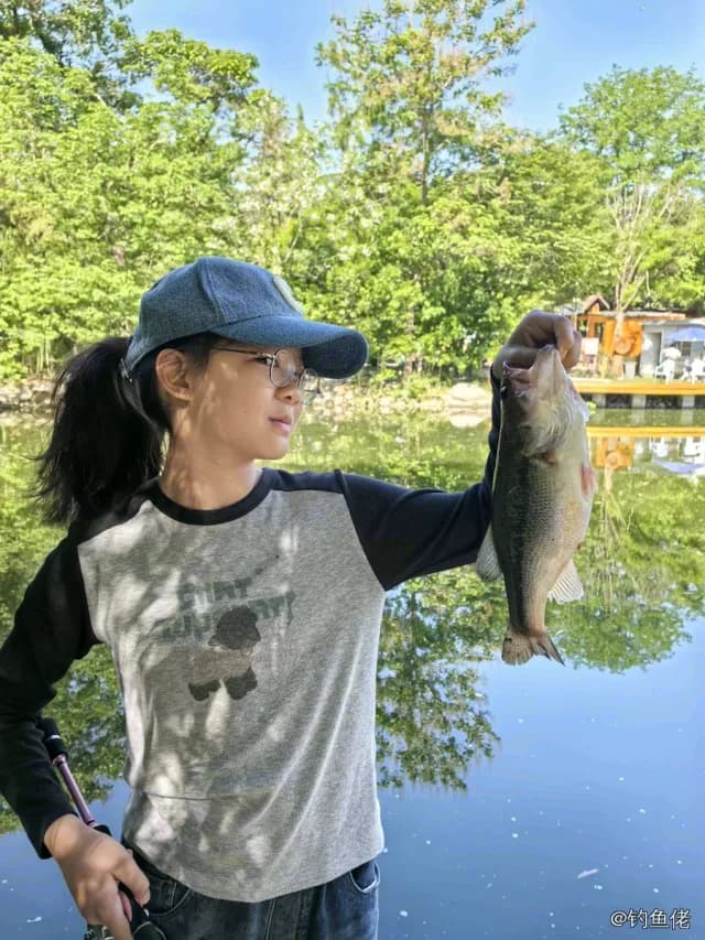 大口黑鲈钓获 1.01kg